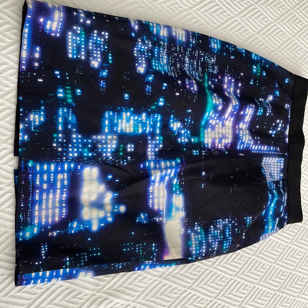 Tailored skirt with motif of a New York skyline at night. Beautiful
